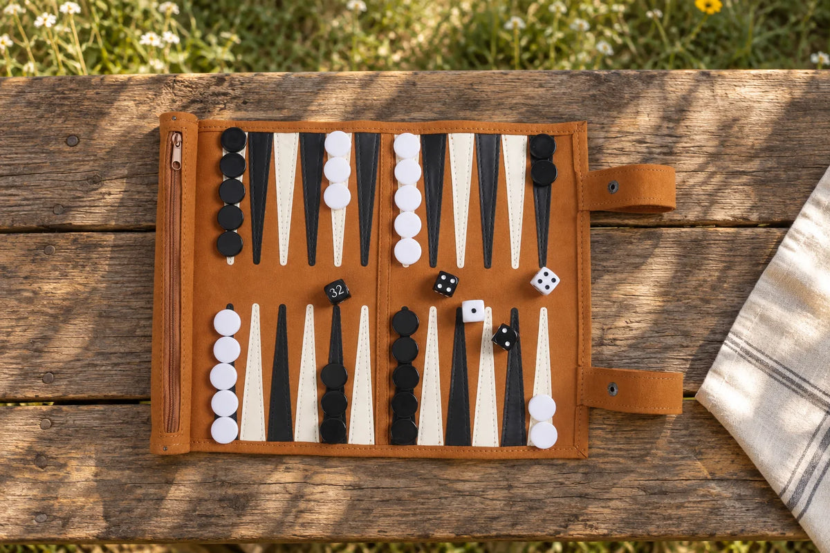 A Ceyla Roam set on an outdoor picnic table